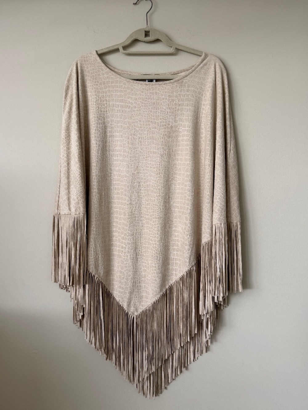 (NWOT) WOMEN'S ALBERTO MAKALI PONCHO WITH  TASSELS, SIZE: ONE SIZE FITS ALL